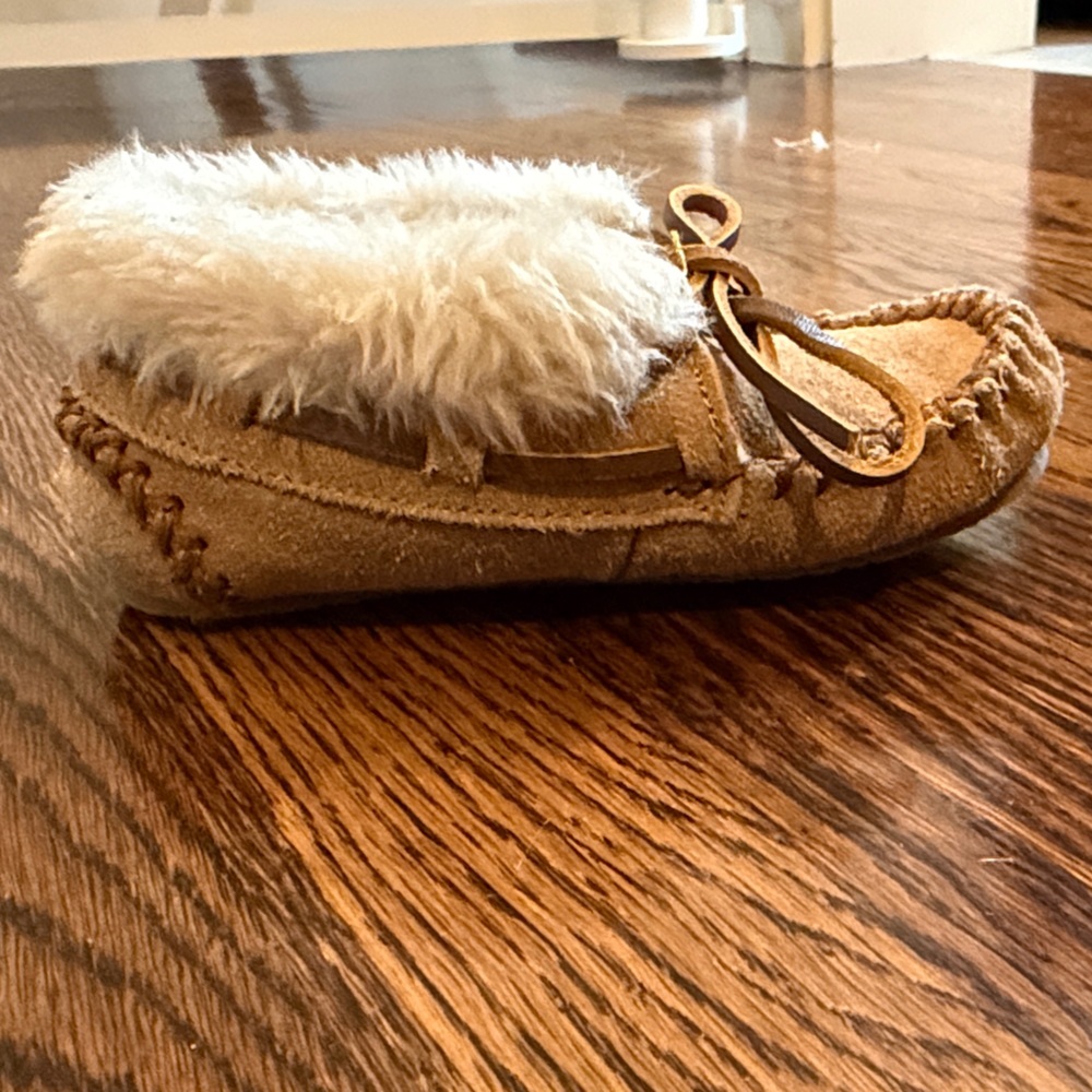 Minnetonka Tan Suede Moccasins with Cream Lining - Picture 8 of 12